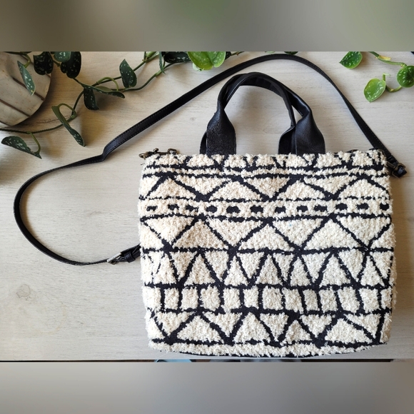 Universal Threads Crossbody Bag & Pouch - Picture 5 of 5